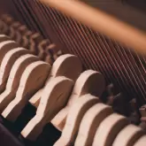 Alte Klavierkontraktur mit Hämmern und Streichern, Nahaufnahme