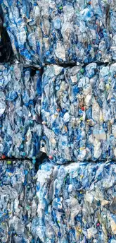Gepresste PET-Flasche bereit zum Recycling