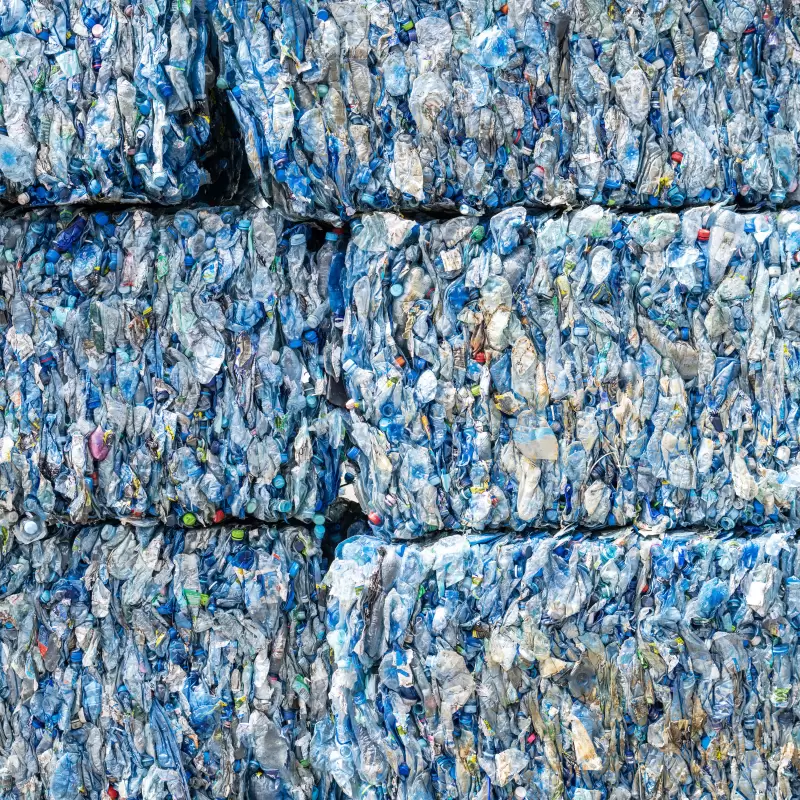 Gepresste PET-Flasche bereit zum Recycling Gepresste PET-Flasche bereit zum Recycling